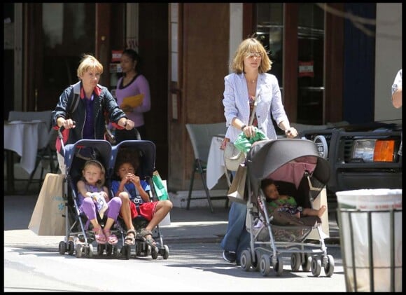Heidi Klum en balade avec ses enfants Henry, Leni, Lou et Johan à New York, le 30 juin 2010
