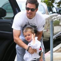 Mark Wahlberg dans son plus beau rôle : papa d'un karaté kid !