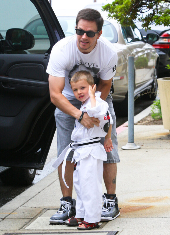 Mark Wahlberg et son fils Michael à la sortie de son cours de karaté, Los Angeles, le 3 juillet 2010