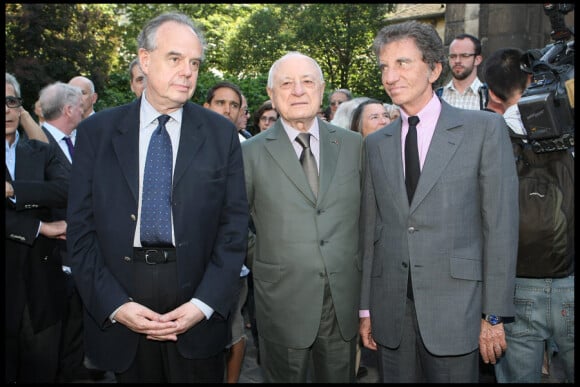 Frédéric Mitterrand, Pierre Bergé et Jack Lang lors des obsèques de Laurent Terzieff en l'église de Saint-Germain-des-Prés à Paris le 7 juillet 2010