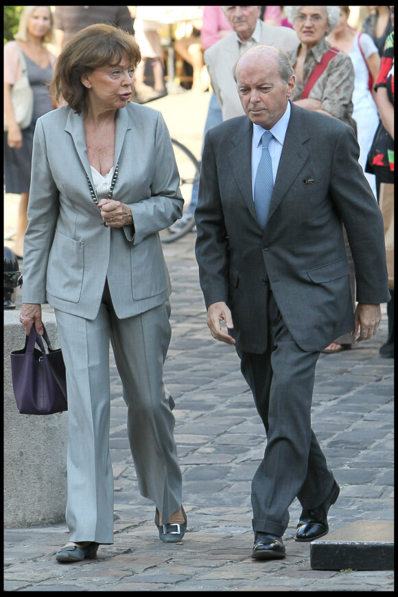 Jacques Toubon et sa femme lors des obsèques de Laurent Terzieff en l'église de Saint-Germain-des-Prés à Paris le 7 juillet 2010
