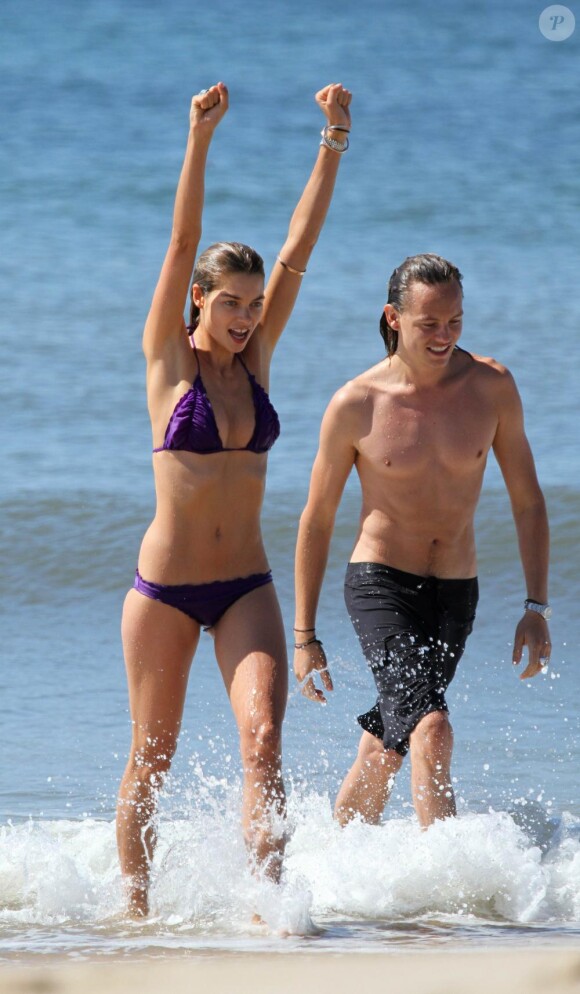 Jessica Hart et son boyfriend se détendent sur une plage des Hamptons. Juillet 2010