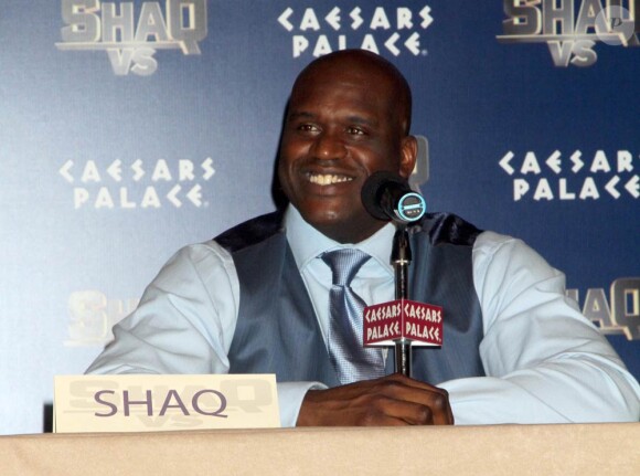 Shaquille O'Neal, dans le cadre de son émission Shaq Vs., défie vendredi 9 juillet 2010 l'ancien champion du monde de boxe Sugar Shane Mosley ! (photo : le 8 juillet en conférence de presse)