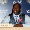 Shaquille O'Neal, dans le cadre de son émission Shaq Vs., défie vendredi 9 juillet 2010 l'ancien champion du monde de boxe Sugar Shane Mosley ! (photo : le 8 juillet en conférence de presse)