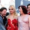 Mathieu Amalric et les filles du Cabaret New Burlesque, lors du festival de Cannes, mai 2010