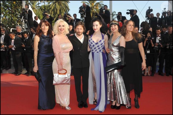 Mathieu Amalric et les filles du Cabaret New Burlesque, lors du festival de Cannes, mai 2010