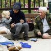 Pete Wentz partage un moment de complicité avec son fils Bronx Mowgli, au parc, en compagnie de son propre père, vendredi 9 juillet : trois générations réunies !