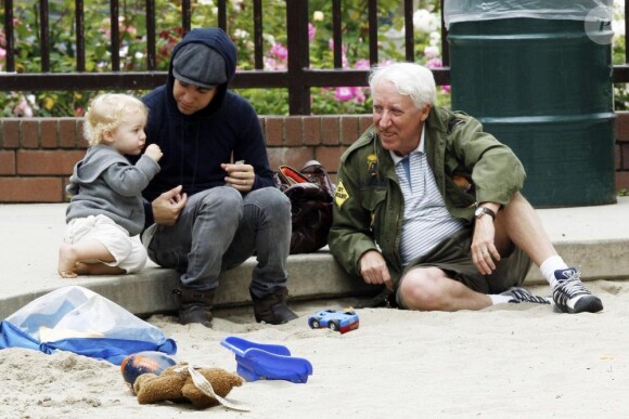 Pete Wentz partage un moment de complicité avec son fils Bronx Mowgli, au parc, en compagnie de son propre père, vendredi 9 juillet : trois générations réunies !