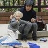 Pete Wentz partage un moment de complicité avec son fils Bronx Mowgli, au parc, en compagnie de son propre père, vendredi 9 juillet : trois générations réunies !