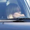 Sienna Miller dans sa voiture a une vilaine habitude : se ronger les ongles !