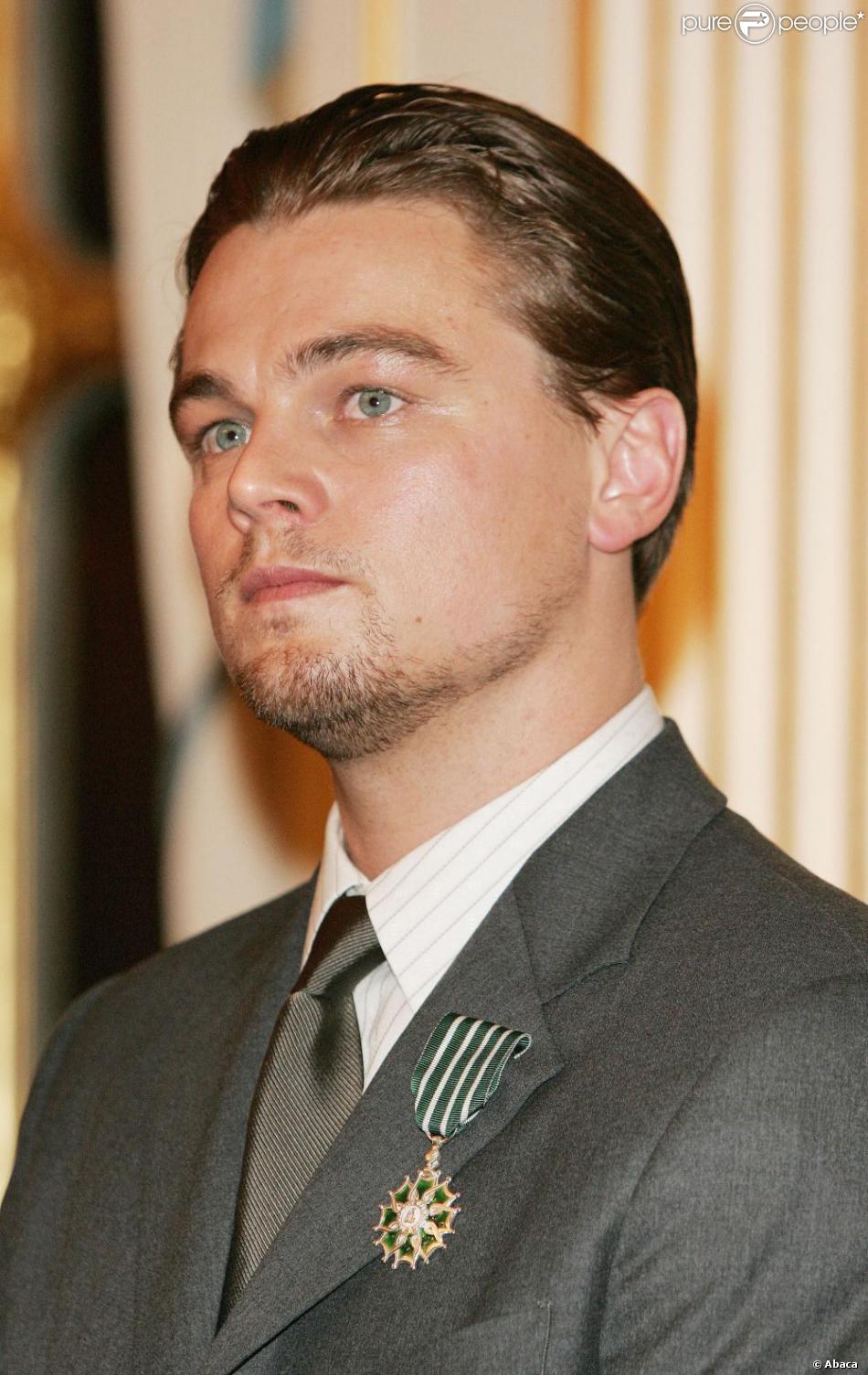 Leonardo DiCaprio est fait Chevalier de l&#039;ordre des Arts et des lettres à Paris en 2005 