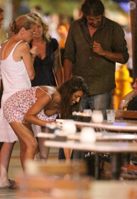 Monica Cruz assiste au mariage de sa soeur Penelope et Javier Bardem et après quelques verres, fait un petit malaise, Miami