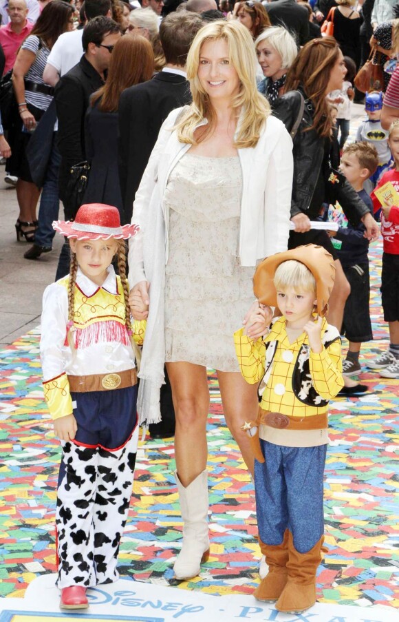 Penny Lancaster et ses enfants à l'occasion de l'avant-première de Toy Story 3, à l'Empire Leicester Square de Londres, le 18 juillet 2010.