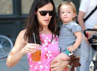Jennifer Garner est triste car Violet part au Tibet... elle se console donc avec sa petite Seraphina !