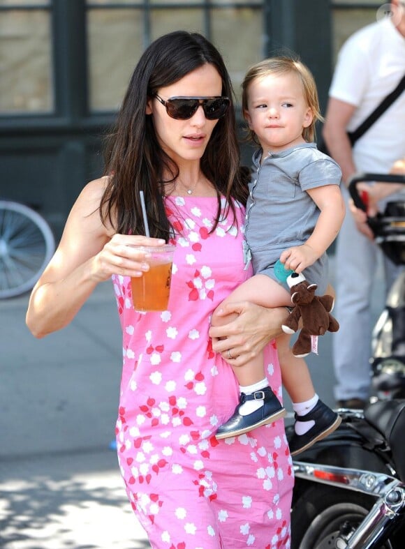 Jennifer Garner et sa fille Seraphina (17 juillet 2010 à NYC)
