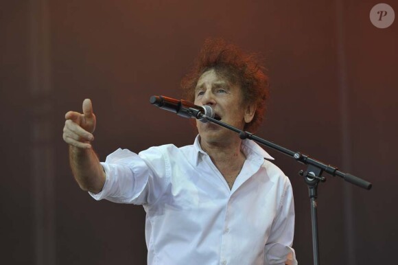 Alain Souchon sur la grande scène des Vieilles Charrues, à Carhaix, le 18 juillet 2010