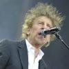 Alain Souchon sur la grande scène des Vieilles Charrues, à Carhaix, le 18 juillet 2010