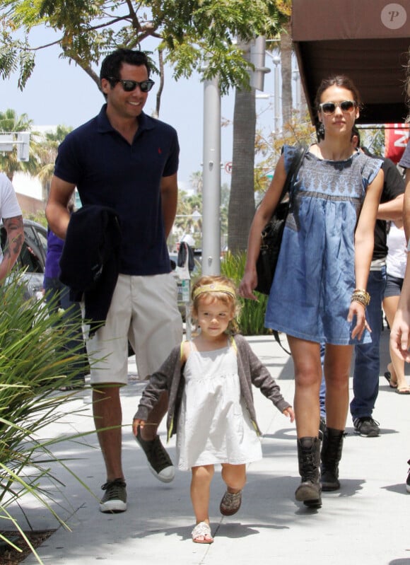 L'actrice américaine Jessica Alba avec son mari Cash Warren et sa fille Honor