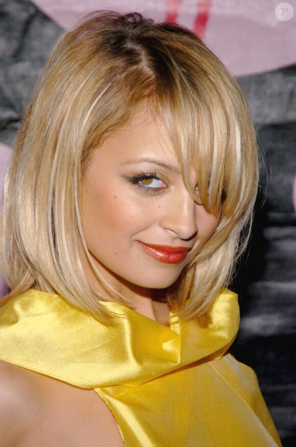 Nicole Richie : son carré effilé,  adouci par une mèche sur le côté est une des coiffures stars des années 2000