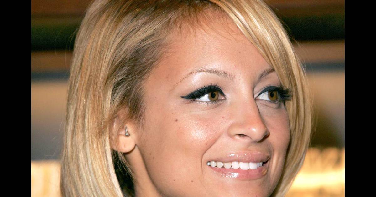Nicole Richie : son carré effilé, adouci par une mèche sur le côté est