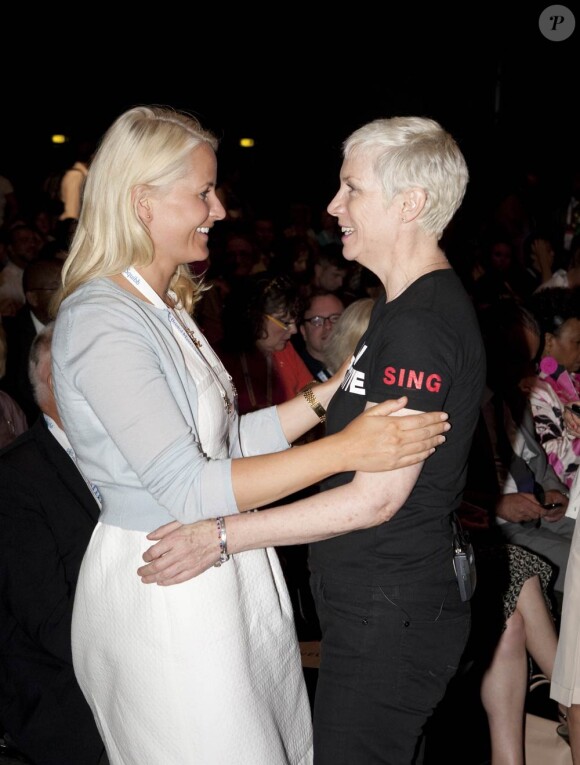La princesse Mette-Marit de Norvège est arrivée dès le 17 juillet 2010 à Vienne pour la 18e conférence internationale consacrée au sida, qui s'étale sur six jours. En quelques heures, elle a multiplié les tenues...