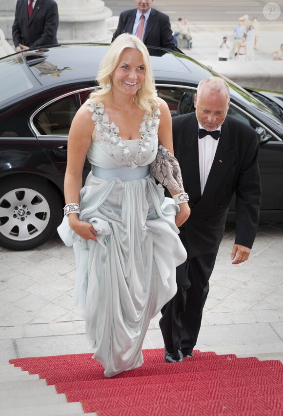 La princesse Mette-Marit de Norvège est arrivée dès le 17 juillet 2010 à Vienne pour la 18e conférence internationale consacrée au sida, qui s'étale sur six jours. En quelques heures, elle a multiplié les tenues...