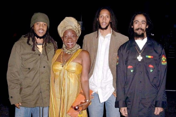 Stephen et sa mère Rita Marley, et ses frères Julian et Damian, 2005