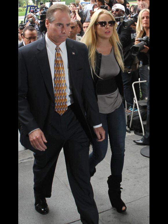 Lindsay Lohan arrive au tribunal de Beverly Hills en compagnie de son avocat le 20 juillet 2010