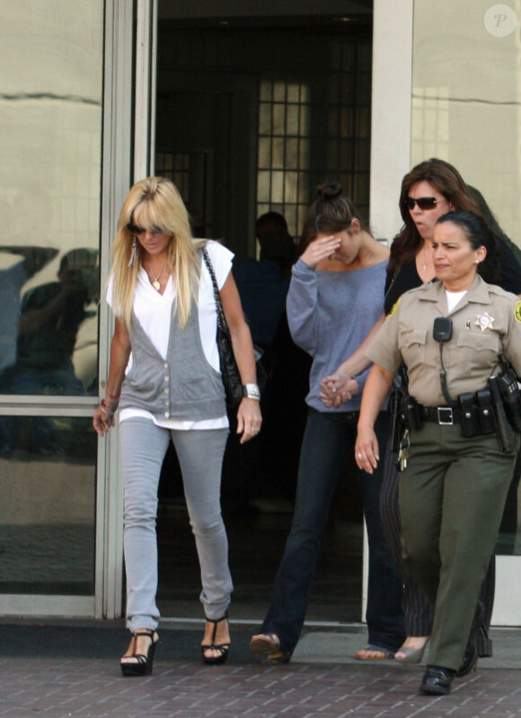 La mère de Lindsay Lohan, Dina, et sa soeur Ali rendent visite à la jeune fille en prison le 21 juillet 2010