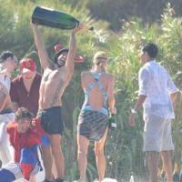 Paris Hilton : Quand la folle héritière est à Saint-Trop'... elle prend sa douche au champagne !