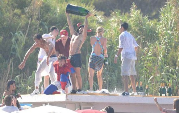Paris Hilton s'amuse avec des amis à Saint-Tropez, le 22 juillet 2010.