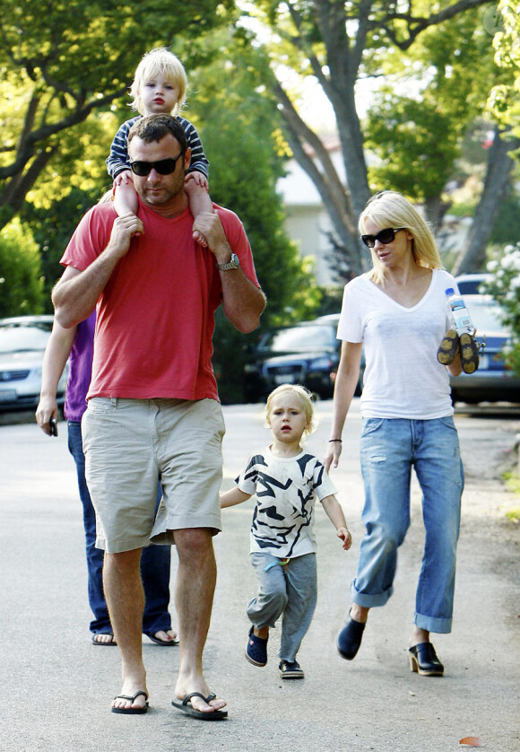 Naomi Watts et Liev Schreiber passent un moment au soleil avec leurs fils Alexander et Samuel le 22 juillet 2010 à Los Angeles