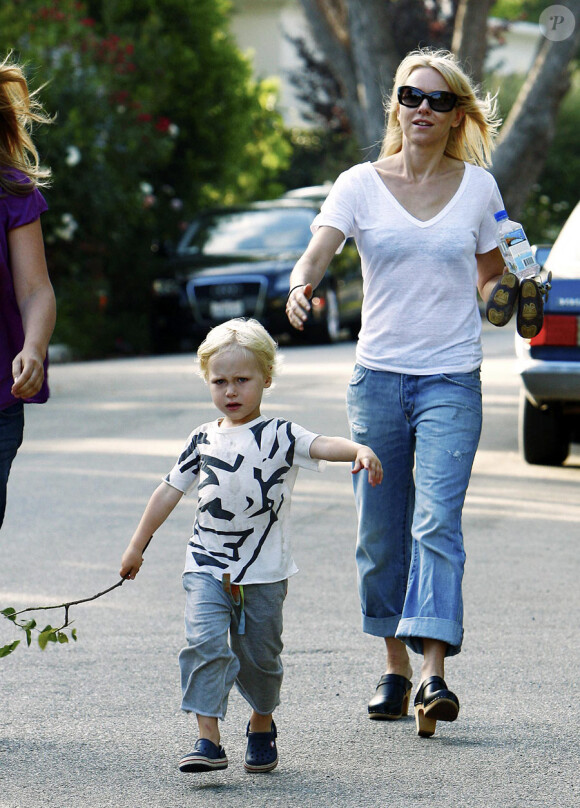 Naomi Watts et Liev Schreiber passent un moment au soleil avec leurs fils Alexander et Samuel le 22 juillet 2010 à Los Angeles