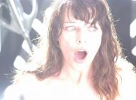Regardez la belle Milla Jovovich défoncer des zombies... mais aussi hypnotiser de terrifiants insomniaques !