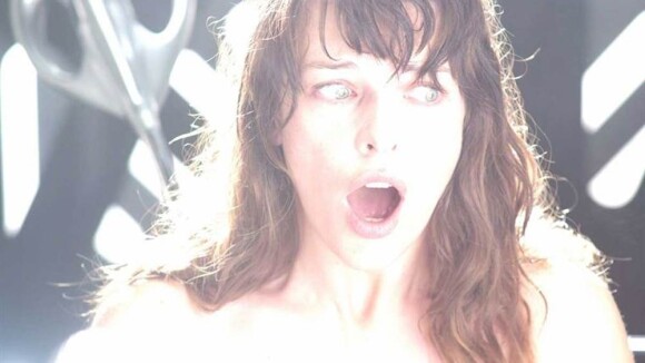 Regardez la belle Milla Jovovich défoncer des zombies... mais aussi hypnotiser de terrifiants insomniaques !