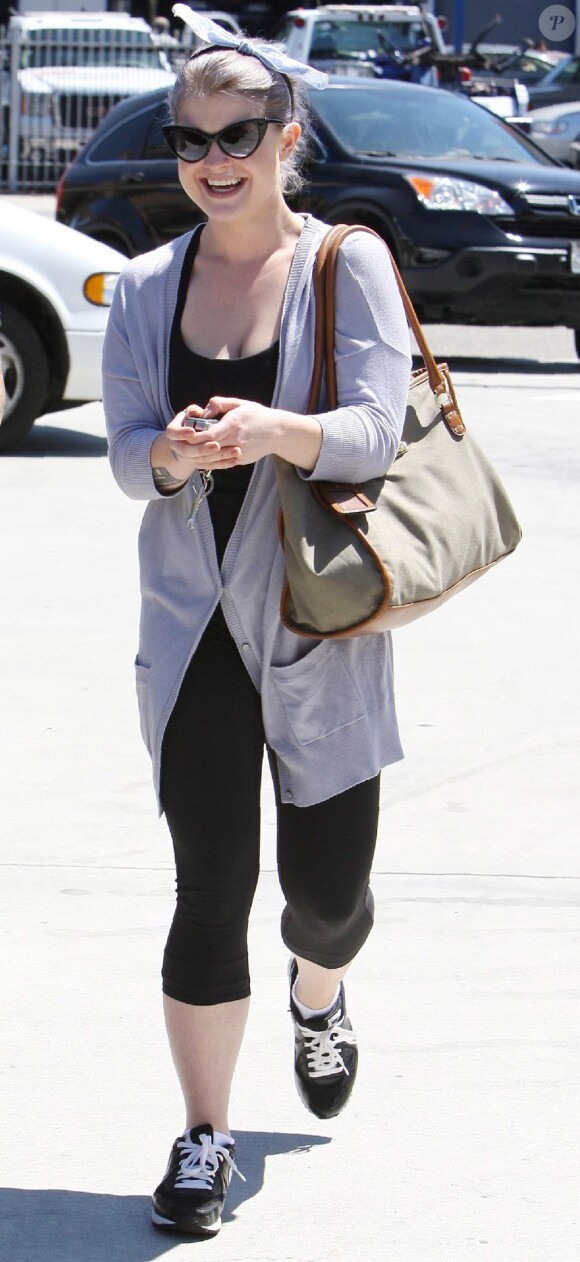 Kelly Osbourne s'éclate avec un ami dans les rues de Los Angeles le 23 juillet 2010