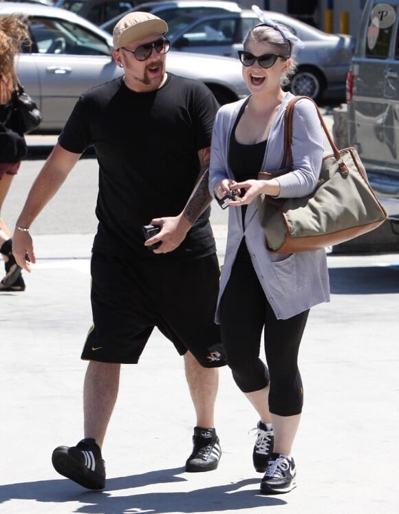 Kelly Osbourne s'éclate avec un ami dans les rues de Los Angeles le 23 juillet 2010