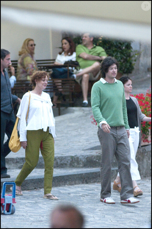 Susan Sarandon se promène à Giffoni en Italie en compagnie de Jonathan Bricklin le 26 juillet 2010
