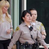 Lindsay Lohan : Pendant que sa famille lui rend visite en prison, ses amies sèment la panique !