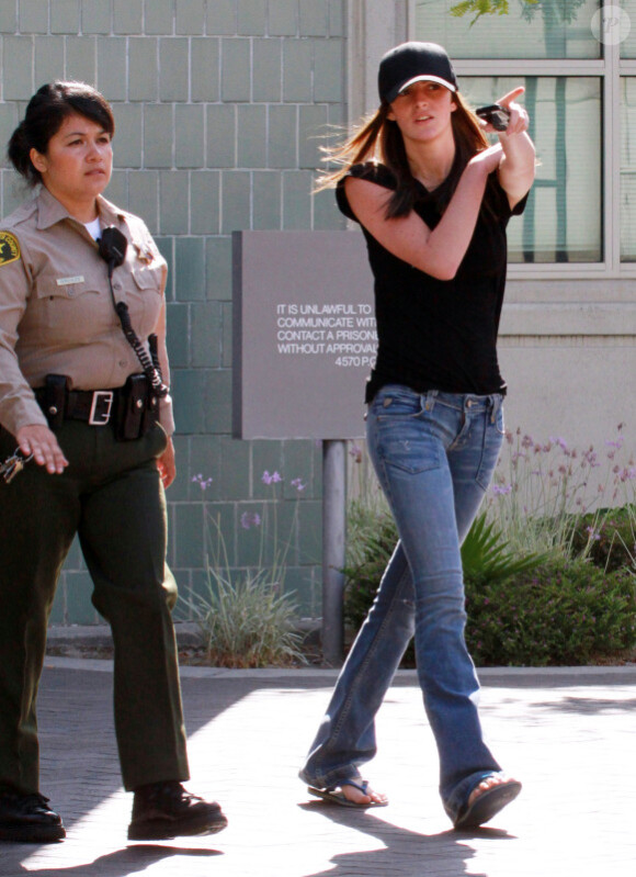 Ali et Dina Lohan à la sortie du centre de détention de Lindsay Lohan le 26 juillet 2010