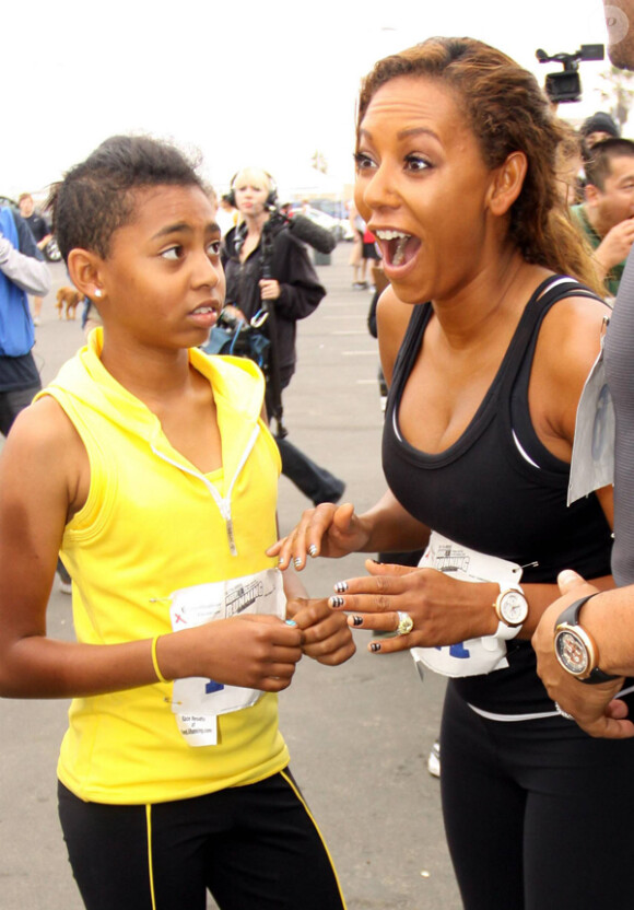 Melanie Brown et son mari Stephen Belafonte, ainsi que sa fille Phoenix, participent à un marathon de charité à Los Angeles