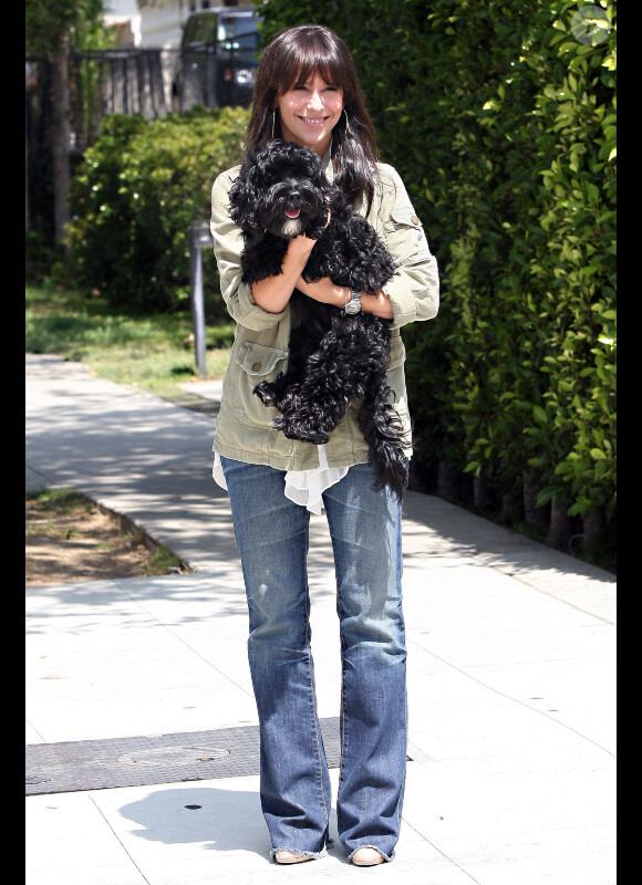 Jennifer Love Hewitt fait du shopping après un rendez-vous avec son agent (27 juillet 2010 à Beverly Hills)