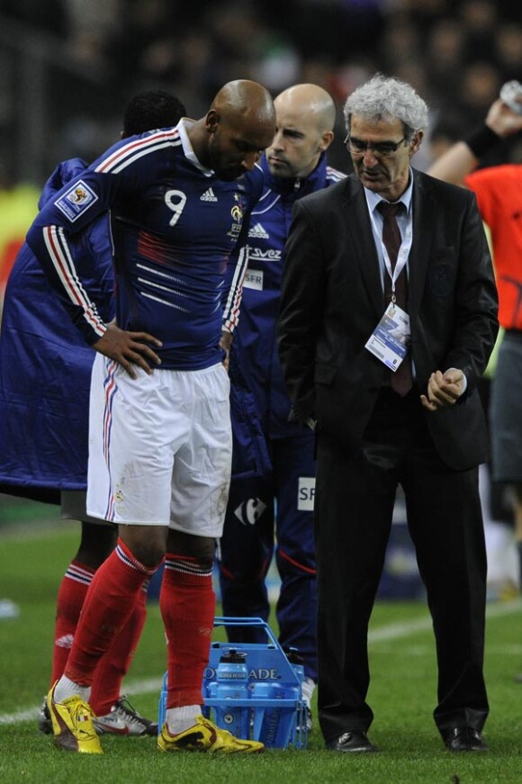 Nicolas Anelka et Raymond Domenech, avant le clash survenu lors de la Coupe du Monde en Afrique du Sud, en juin 2010.