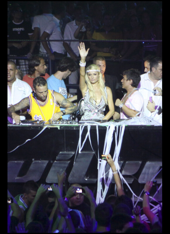 Paris Hilton fait la fête à Ibiza le 1er août 2010