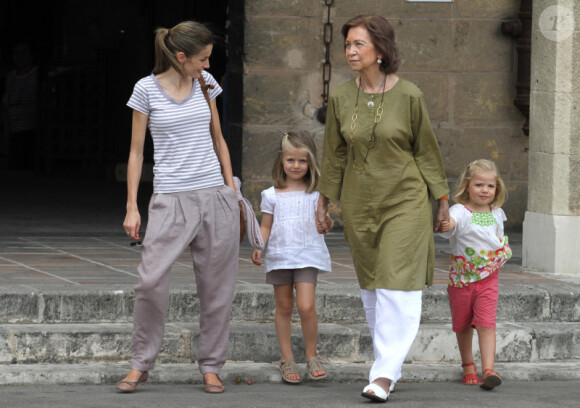 La reine Sofia d'Espagne, en compagnie de la princesse Letizia et de ses filles les princesses Leonor et Sofia à Palma de Majorque, le 4 août 2010