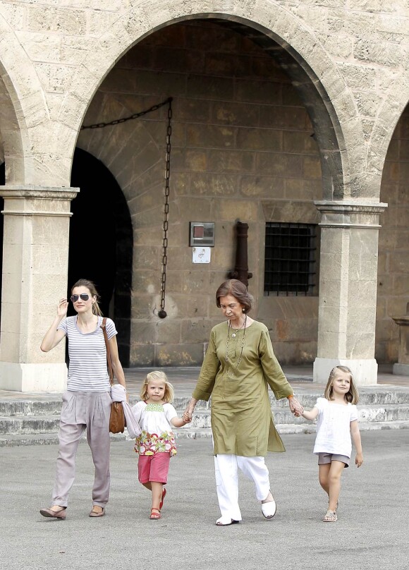 La reine Sofia d'Espagne, en compagnie de la princesse Letizia et de ses filles les princesses Leonor et Sofia à Palma de Majorque, le 4 août 2010