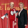 Jane lynch découvre son double chez Madame Tussauds (4 août 2010 à Hollywood)