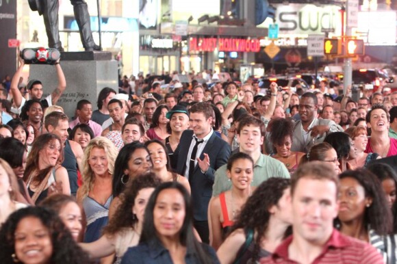 Justin Timberlake et Mila Kunis sont perdus dans la foule sur Times Square à New York pour le tournage de Friends with Benefits le 5 août 2010