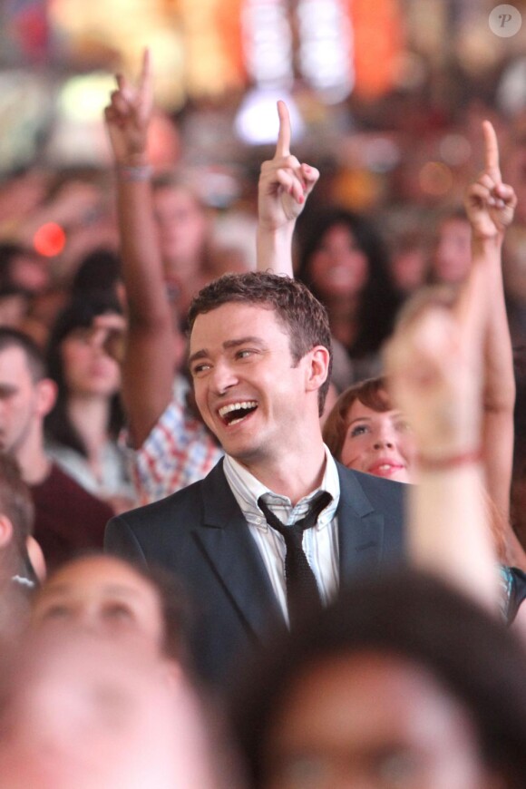 Justin Timberlake et Mila Kunis sont perdus dans la foule sur Times Square à New York pour le tournage de Friends with Benefits le 5 août 2010