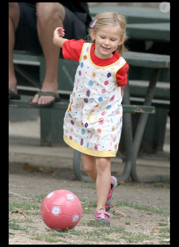 Violet adore le foot ! (7 août 2010 à Los Angeles)
